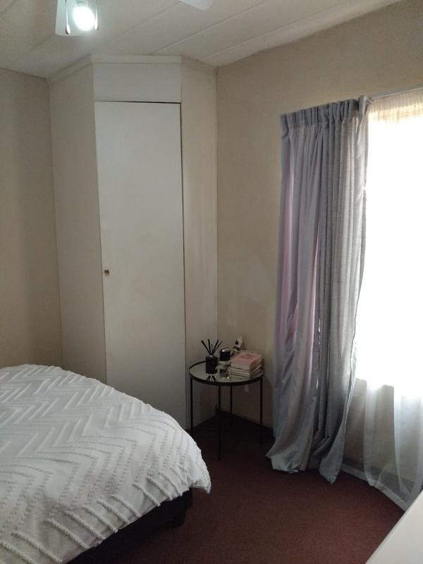 To Let 1 Bedroom Property for Rent in Kannoniers Park North West